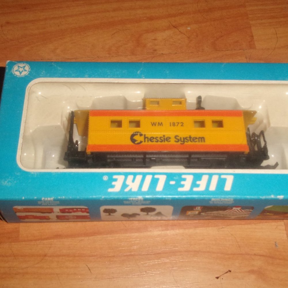 Life Like HO train car Chessie caboose 1872 railroad display
